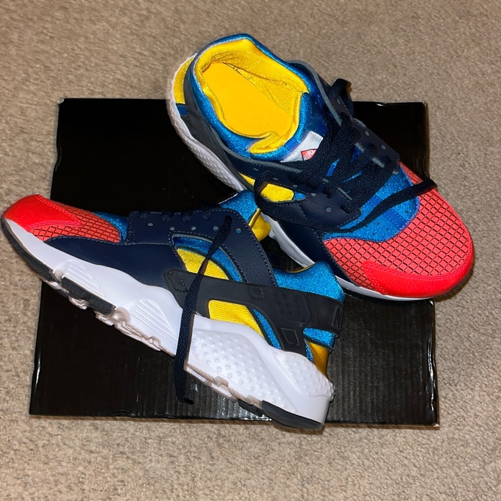 BRAND NEW NIKE HUARACHE SNEAKERS 7Y
